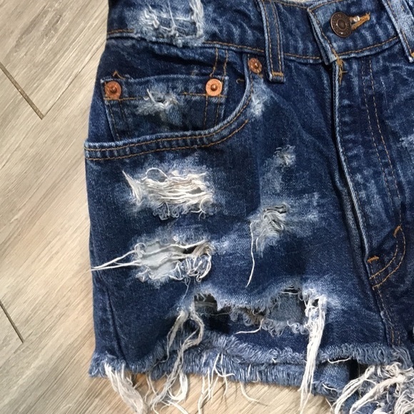 Levi’s Vintage 507 Very Distressed Cut-Off Denim Shorts dated 1989 size 3 - Picture 6 of 10